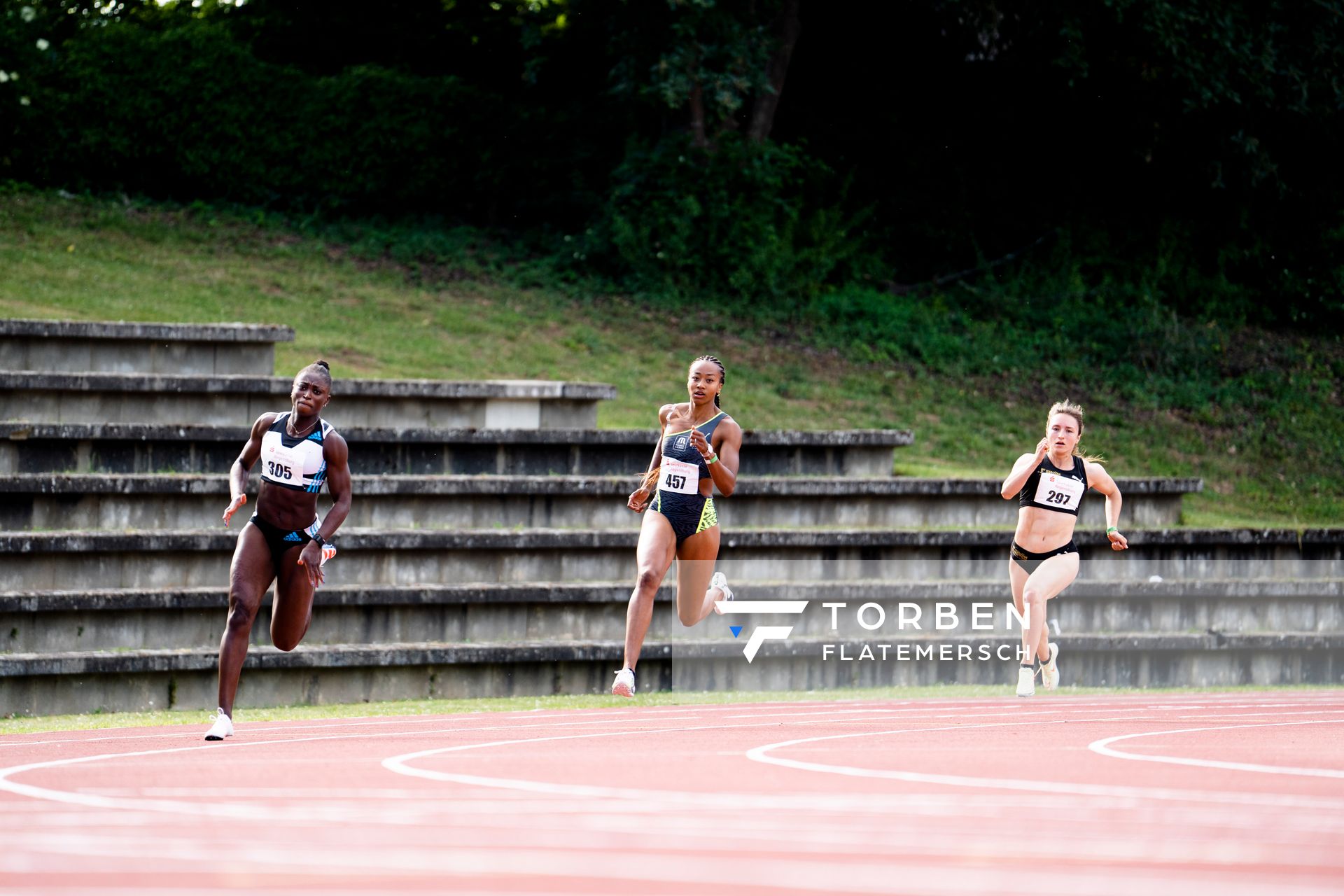 Lisa Marie Kwayie (Neukoellner SF), Sarah Atcho (SUI), Marina Scherzl (LG Stadtwerke Muenchen) ueber 200m am 04.06.2022 waehrend der Sparkassen Gala in Regensburg